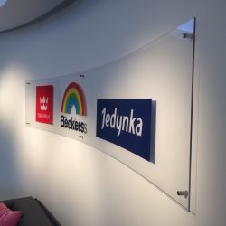 Loga na przezroczystym tle zamontowane na ścianie